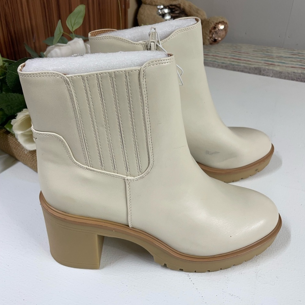 Universal tread boots size 11